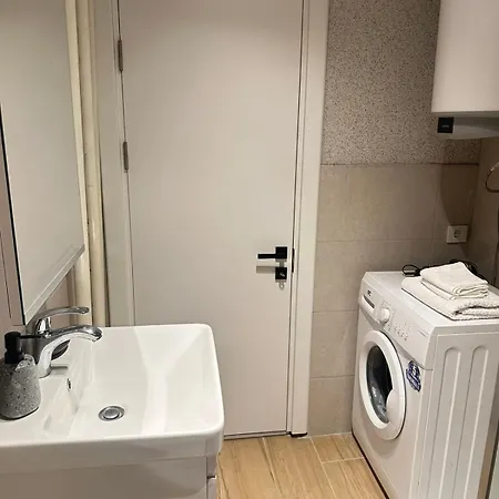 Regina's Modern Two-bedroom In Center Apartment *