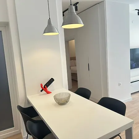 Regina's Modern Two-bedroom In Center Skopje