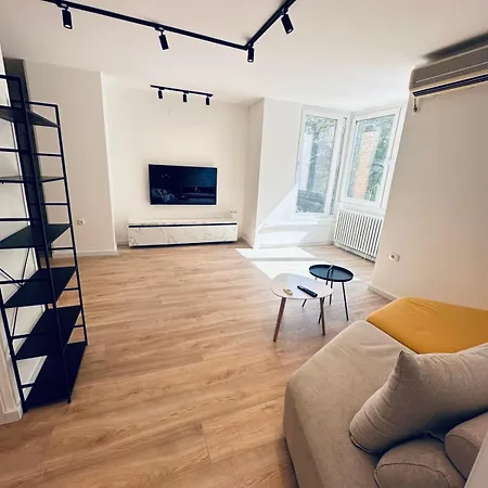 Regina's Modern Two-bedroom In Center Apartment