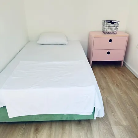 Regina's Modern Two-bedroom In Center *