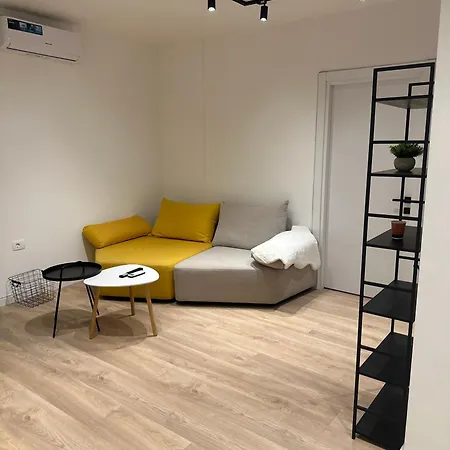 Regina's Modern Two-bedroom In Center Apartment