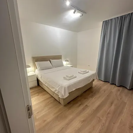 Regina's Modern Two-bedroom In Center Apartment *