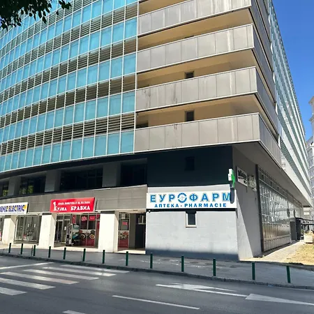 Regina's Modern Two-bedroom In Center Skopje