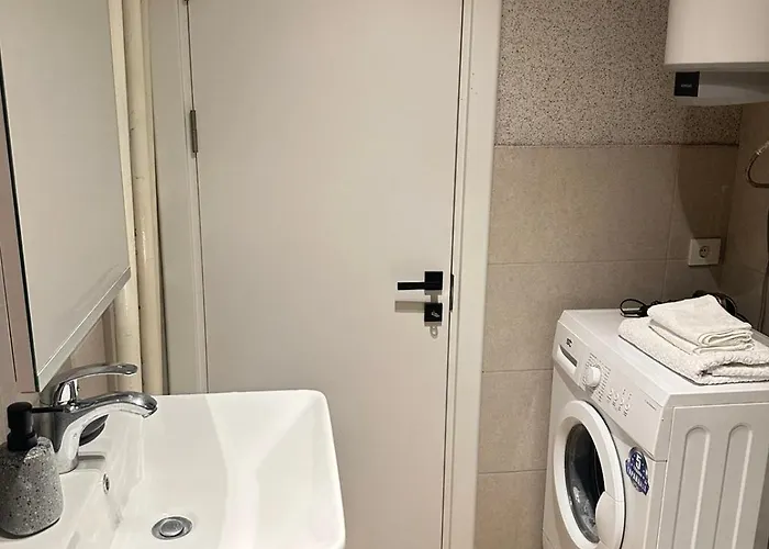 Regina's Modern Two-bedroom In Center Apartament *