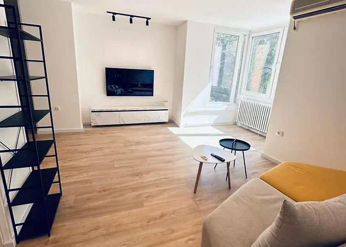 Regina's Modern Two-bedroom In Center Apartament