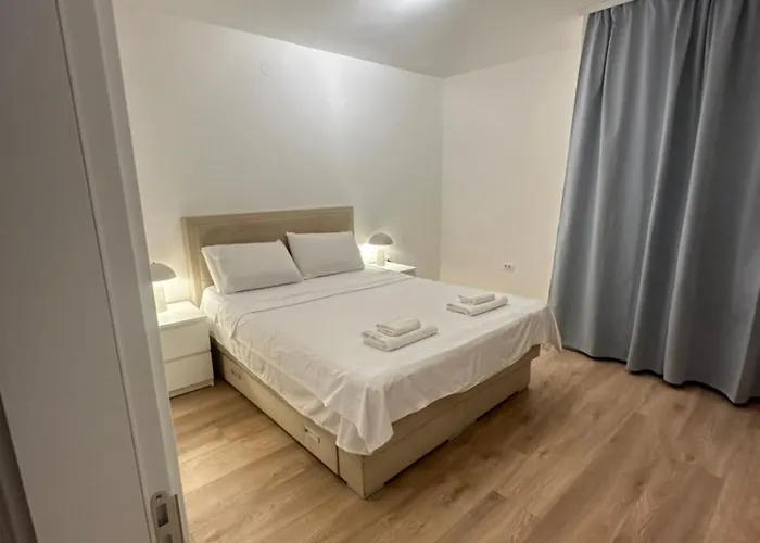 Regina's Modern Two-bedroom In Center Apartament *